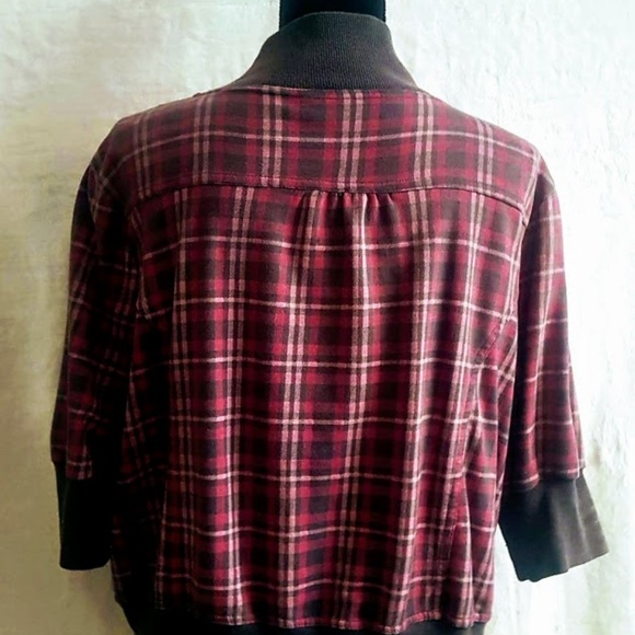 #C34 DEB Short Sleeve Crop Top - Picture 5 of 8